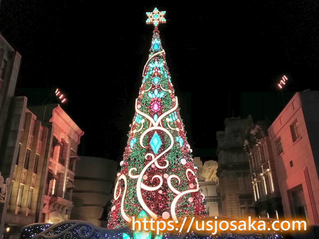 ユニバのクリスマスツリーのライトアップのクリスマスカラー