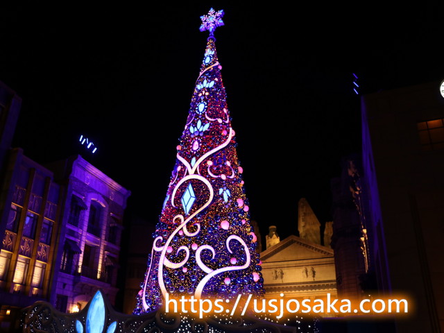 ユニバのクリスマスツリーのライトアップの赤紫色